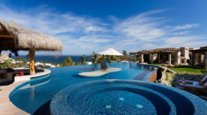 Ultra Luxury Villa with Premium Linens, Gym, Immense Pool, & 5 min Taxi to Downtown